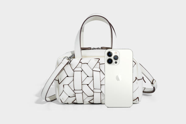 Kleine, strukturierte wandelbare Henkeltasche mit gewebten Einsätzen, kontrastierender Paspelierung, silberfarbenem Reißverschluss und abnehmbarem, Detail