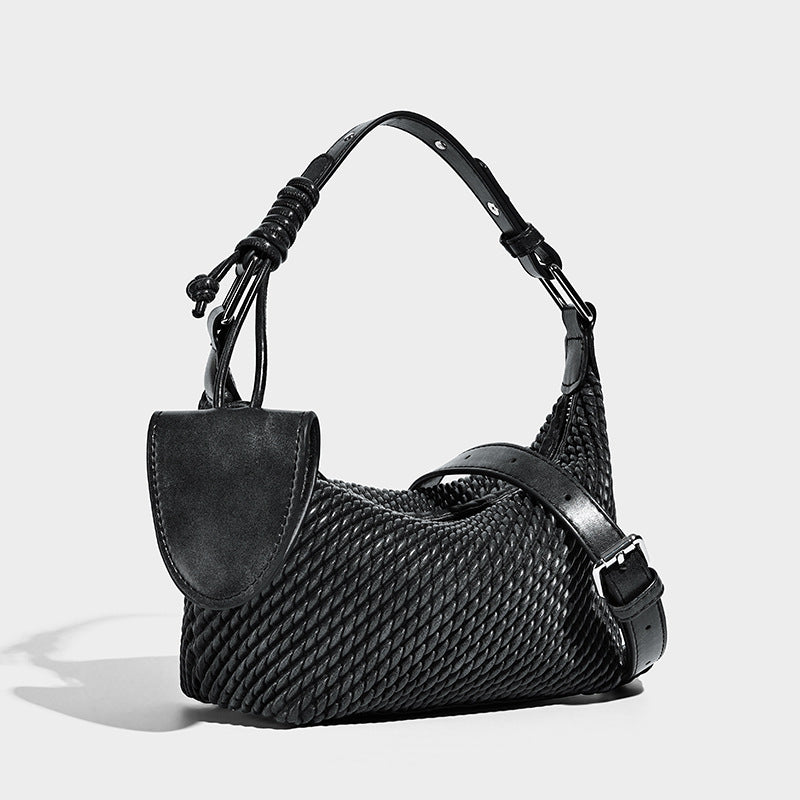 Halbmondförmige Hobo-Schultertasche in gewebter Optik mit geknotetem Tragegriff, integrierter Mini-Klappentasche und verstellbarem Träger in warmen