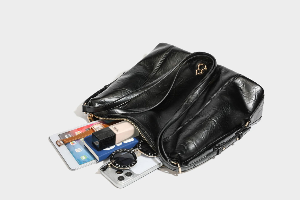 Große, lässig fallende Hobo-Schultertasche in glänzender, geknautschter Lederoptik mit goldfarbenen Beschlägen und langem, verstellbarem Riemen