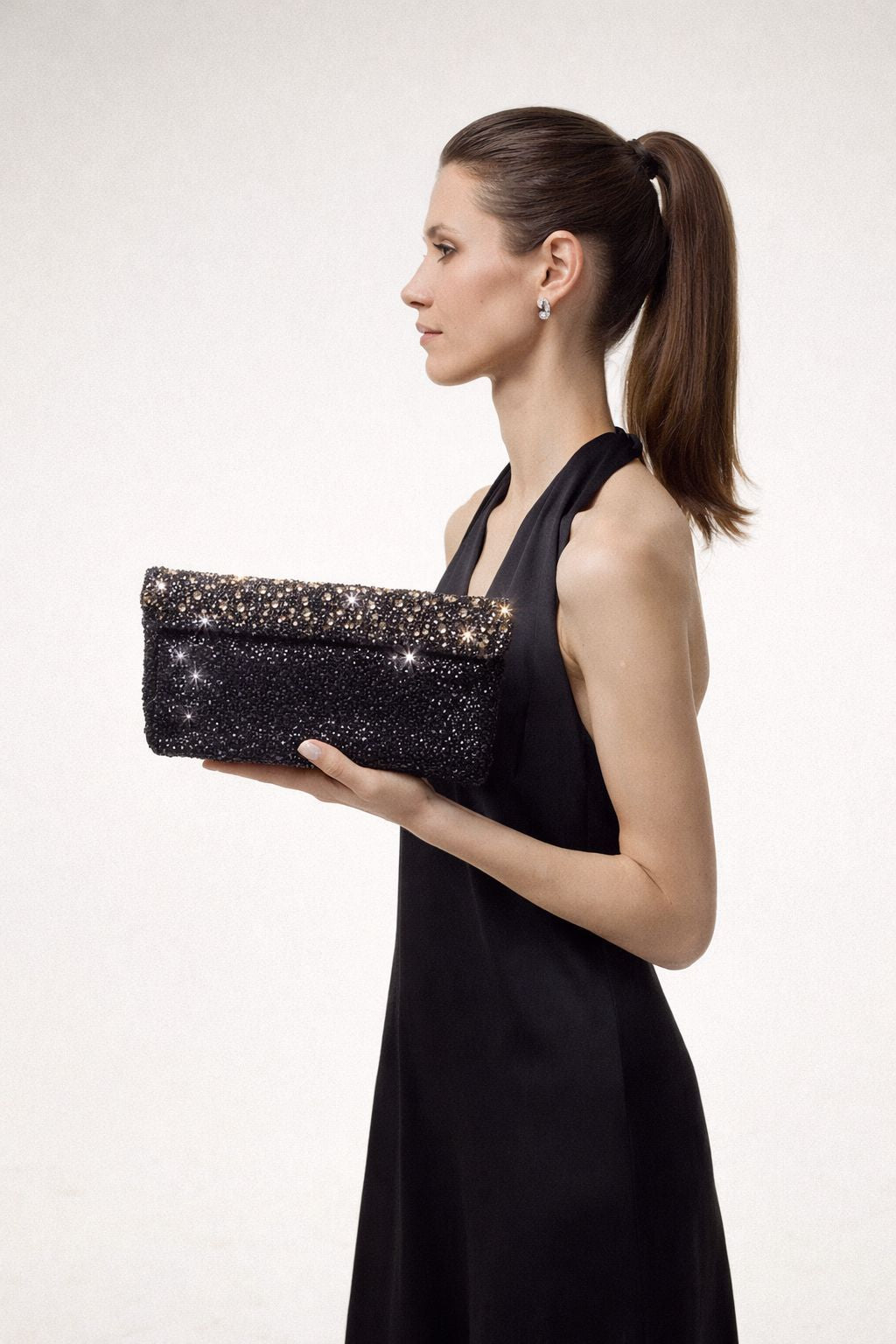 Überschlag-Clutch mit Kristallverzierung, Überschlagverschluss und abnehmbarem Kettenriemen, Detailansicht 12