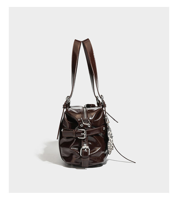 Strukturierte Schultertasche aus glänzendem Lederimitat mit abgerundetem Korpus, silberfarbenen Metalldetails, Reißverschlussfach vorne und Leopardenmuster