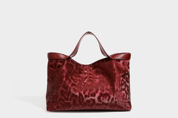 Glänzende Tote-Bag mit Leopardenmuster, dunkelbraunem Besatz in Lederoptik und zwei Tragegriffen, Detailansicht 40