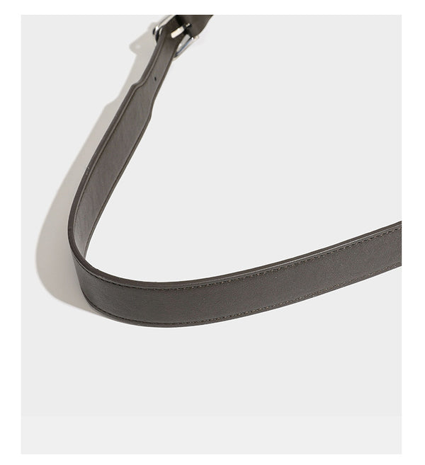 Lässige Hobo-Schultertasche mit matter brauner Wildlederoptik, dunklen glatten Besätzen, Reißverschluss oben und langem, verstellbarem