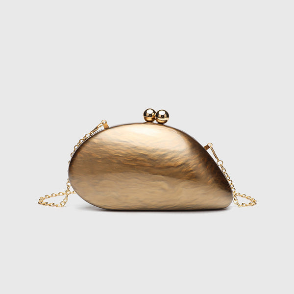 Ovale Hartschalen-Clutch mit marmorierter Perlmuttschimmer-Oberfläche, doppeltem Kugelverschluss in Goldoptik und Kettenriemen in Goldoptik, Detailansicht