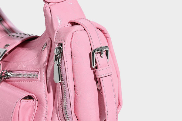 Halbmond-Schultertasche mit Nieten und Gürtelschnallen-Lasche, mehreren Vordertaschen und silberfarbenen Beschlägen, Detailansicht 38