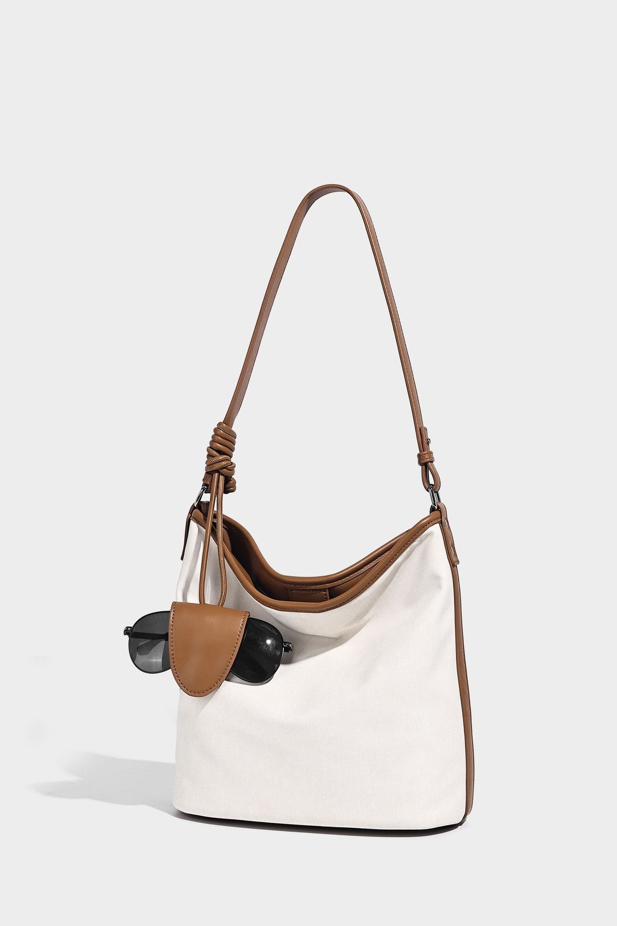 Große Bucket-Schultertasche aus Canvas in Denim-Optik mit Besatz in weißer Lederoptik, geknotetem Riemen und abnehmbarer Mini-Tasche auf der Vorderseite