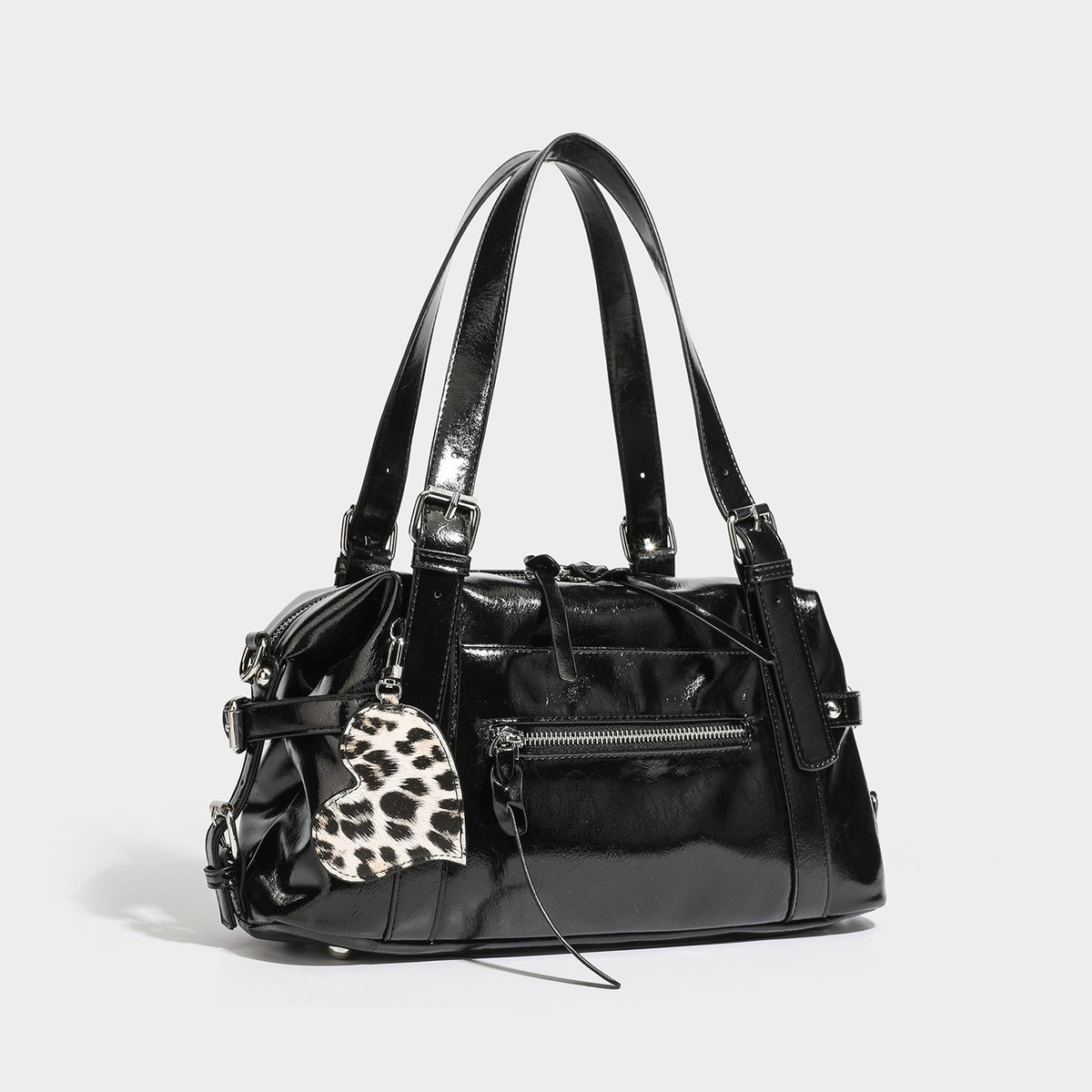 Strukturierte Schultertasche in glänzender Lederoptik mit abgerundeter Form, silberfarbenen Beschlägen, vorderer Reißverschlusstasche und Leopardenmuster