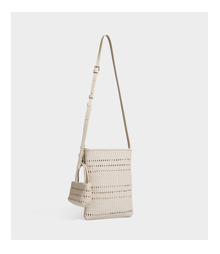 Kleine rechteckige Crossbody-Tasche aus offen geflochtenem Material mit passendem Mini-Täschchen und verstellbarem schmalem Riemen, Detailansicht 21