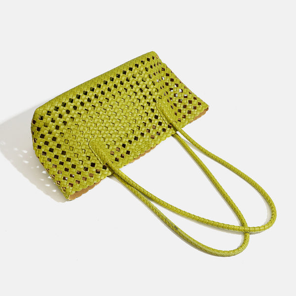 Limegrüne Tote-Bag aus offenem Flechtwerk mit langen geflochtenen Henkeln zum Tragen über der Schulter und gewelltem oberen Rand, Detailansicht 4