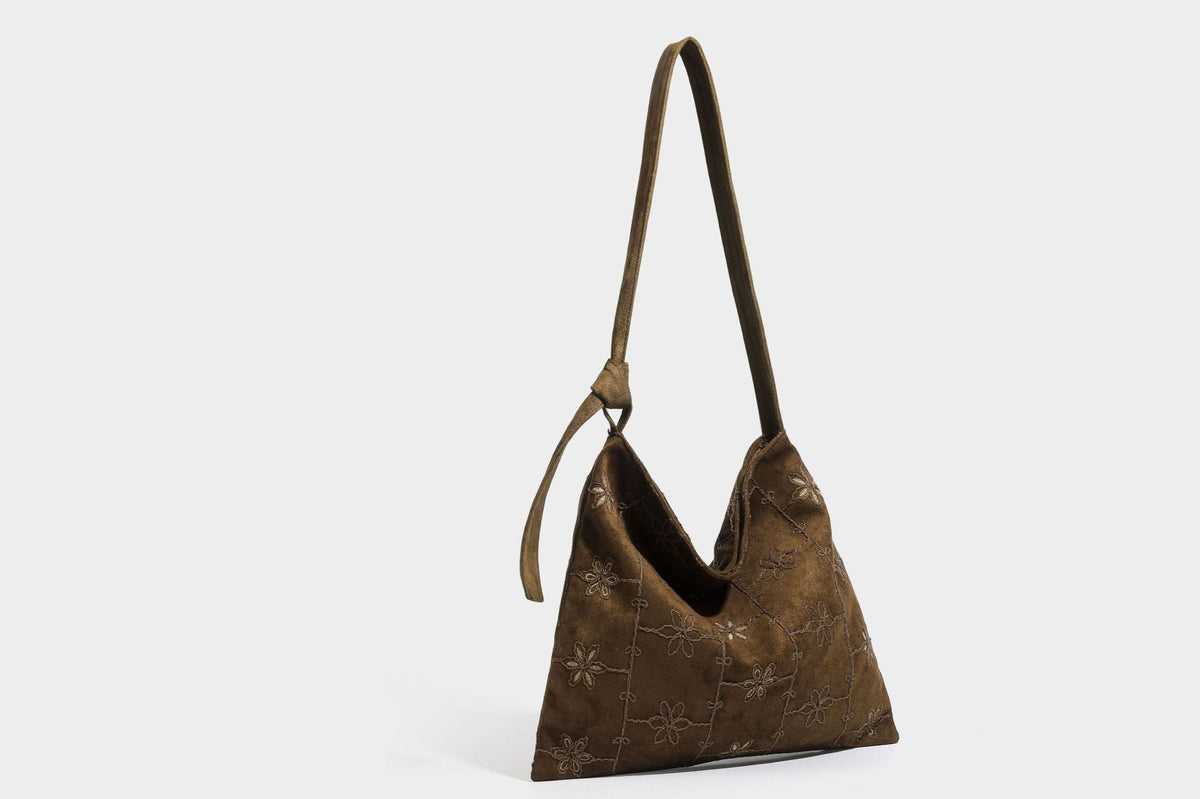 Lässige Hobo-Schultertasche in dunkelbrauner Velourslederoptik mit Ton-in-Ton-Blumenstickerei und langem, geknotetem Einzelriemen, Detailansicht