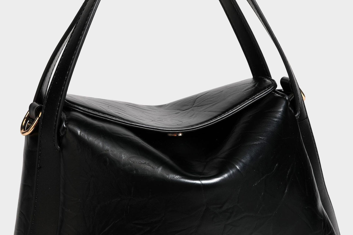 Glänzende, geknautschte Henkeltasche in Lederoptik mit goldfarbenen Emblem-Details und abnehmbarem Schulterriemen, Detailansicht 34