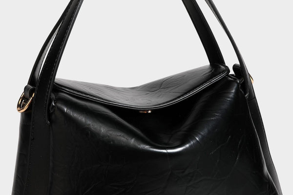 Glänzende, geknautschte Henkeltasche in Lederoptik mit goldfarbenen Emblem-Details und abnehmbarem Schulterriemen, Detailansicht 34