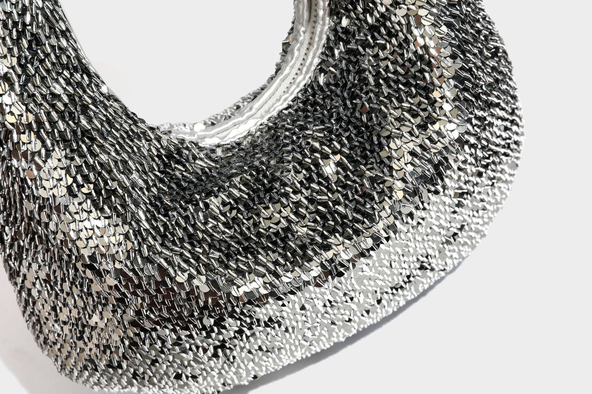 Hobo-Schultertasche in lässiger Tropfenform mit durchgehendem Metallic-Paillettenbesatz und silberfarbenen Beschlägen, Detailansicht 44