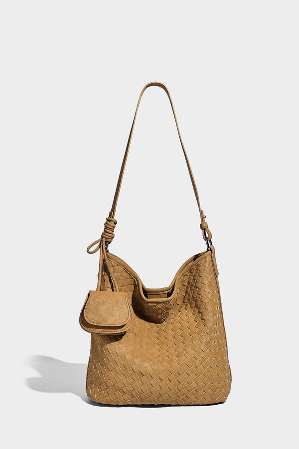 Lässig fallende Hobo-Schultertasche aus geflochtenem Material mit Korbgeflecht-Optik, angesetztem Mini-Täschchen vorne und verstellbarem Knotenträger, Detailansicht