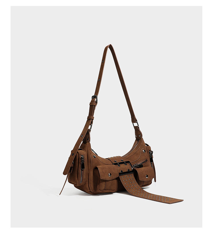 Braune matte Schultertasche in Velourslederoptik mit Nietenbeschlägen in Gunmetal, vorderer Schnallenlasche, Klappentaschen und verstellbarem Crossbody-Riemen
