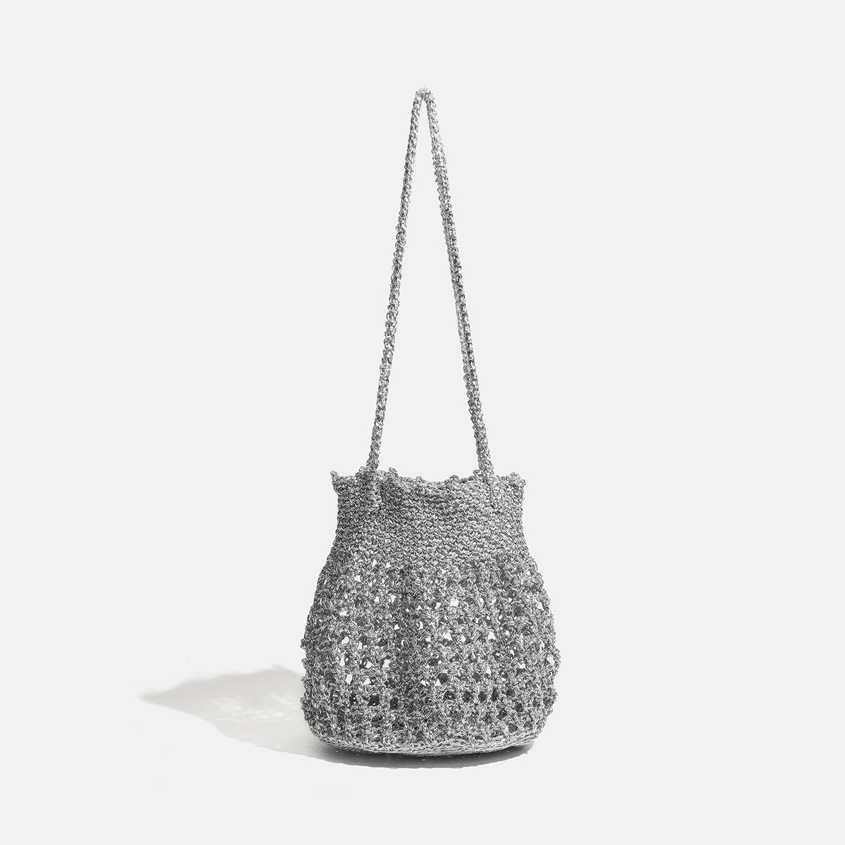 Von Hand gehäkelte Bucket-Bag aus metallischem Kettengeflecht mit langen, fest angebrachten Ketten-Schulterriemen und offenem Abschluss, Detailansicht 7