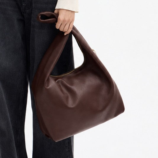 Große, lässig fallende Hobo-Schultertasche in glatter Lederoptik mit breitem Riemen und goldfarbenem Reißverschluss, Vorderansicht