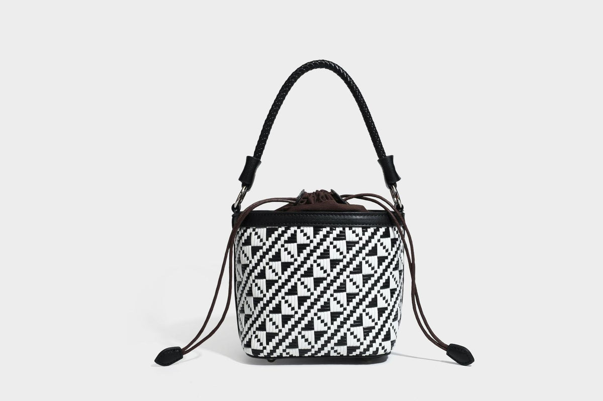 Kleine gewebte geometrische Bucket-Bag mit geflochtenem Henkel in Lederoptik und Kordelzugverschluss im zweifarbigen Muster aus Braun und Weiß