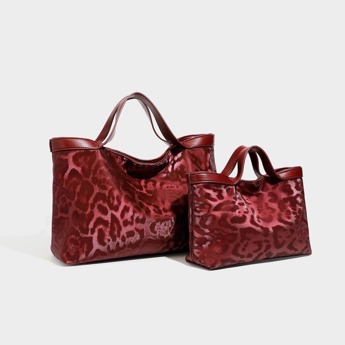 Glänzende Tote-Bag mit Leopardenmuster, dunkelbrauner Lederoptik-Einfassung und zwei Tragehenkeln, Detailansicht 7