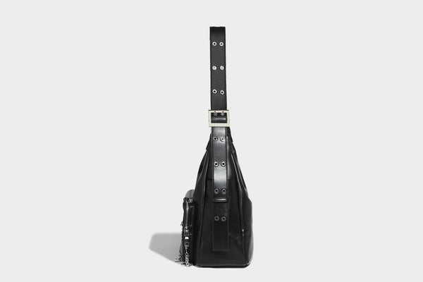 Lässig fallende Hobo-Schultertasche mit glänzender Lederoptik, vorderen Klappentaschen, Kettenapplikationen und silberfarbenen Nietbeschlägen