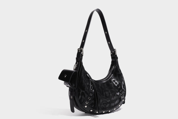 Crescent-Hobo-Schultertasche mit braunem Leopardenmuster, silbernen Nieten, Ösenbesatz, verstellbarem Riemen und abnehmbarem Mini