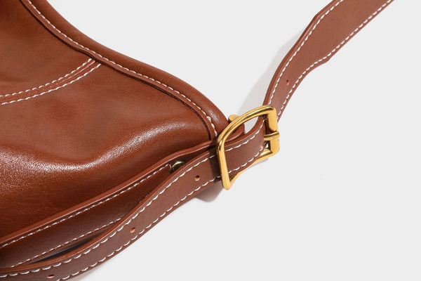 Lässige Hobo-Schultertasche mit glatter Oberfläche in Lederoptik, kontrastierenden Steppnähten, antikgoldfarbenen Metallelementen und, Detail