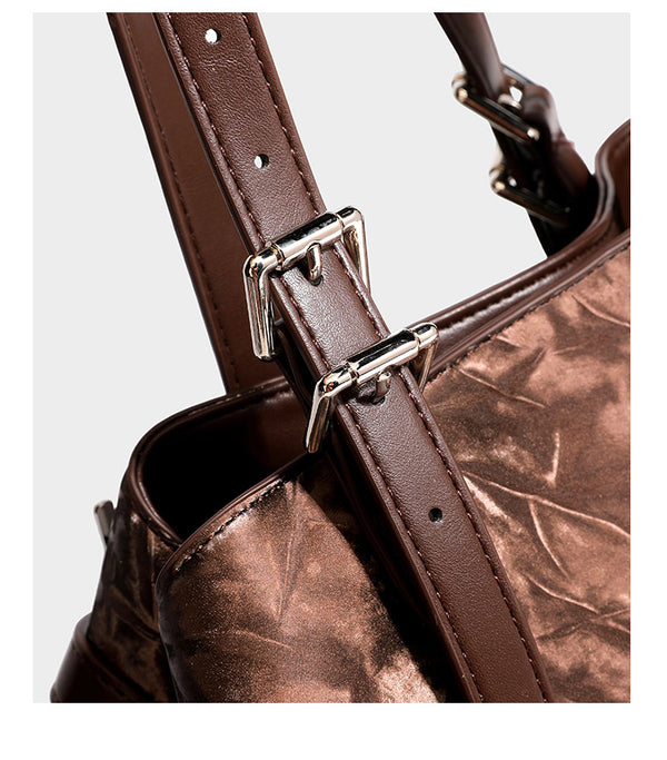Glänzende, geknautschte Metallic-Tote-Bag mit zwei Tragegriffen oben, abnehmbarem Schulterriemen und abnehmbarer Mini-Reißverschlusstasche in Braun
