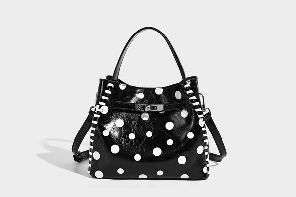 Glänzende, geknautschte Beuteltasche mit Polka-Dots, silberfarbenen Schnallenbeschlägen, kontrastierendem seitlichem Schnürbesatz, Tragegriff und abnehmbarem