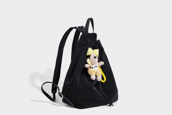 Schwarze wandelbare Rucksack-Handtasche mit Nadelstreifen, Kordelzugverschluss, Tragegriff aus Lederimitat und matten Metallbeschlägen, Detailansicht
