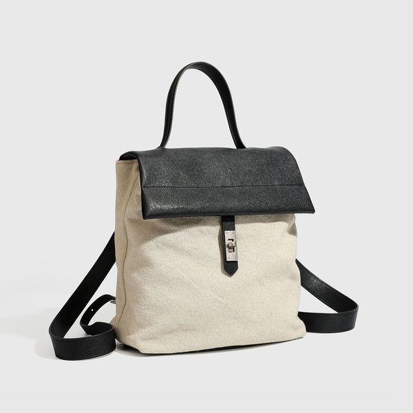 Strukturierter Rucksack in beige aus gewebtem Canvas mit schwarzer Klappe in Lederoptik, Drehverschluss, Tragegriff und flachem Schulter