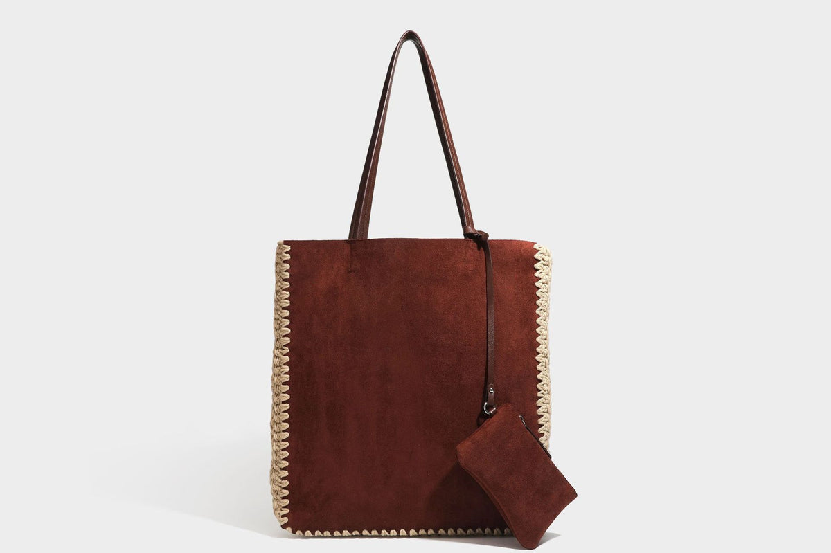Große matte Tote-Bag in Veloursleder-Optik mit cremefarbenem Randbesatz aus gehäkelter Kordel, langen schmalen Schulterriemen und kleinem abnehmbarem, passendem
