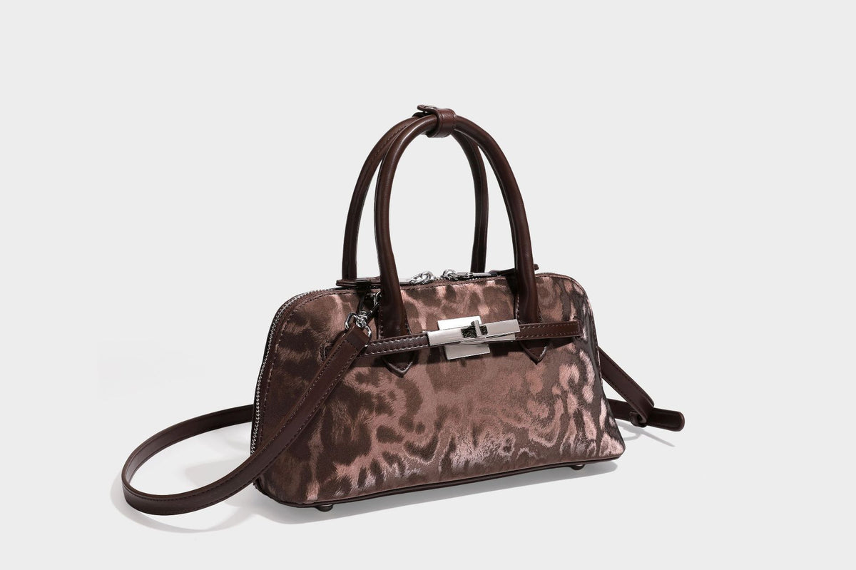 Strukturierte Henkeltasche mit tonal abgestimmtem Leopardenprint, Besatz in Lederoptik, gerollten Henkeln, vorderem Drehverschluss und