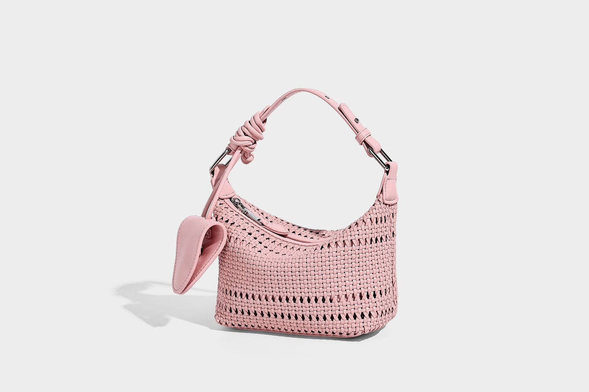 Kleine gewebte Hobo-Schultertasche mit sichelförmiger Silhouette, Reißverschluss oben, silberfarbenen Beschlägen und verstellbar, Detailansicht