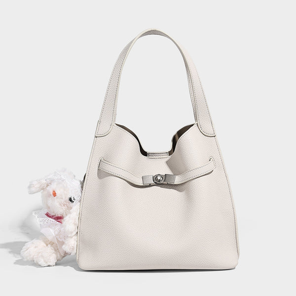 Geräumige Tote-Bag in genarbter Lederoptik mit Riemendetail und Drehverschluss in Silberoptik sowie zwei Henkeln, Detailansicht 3