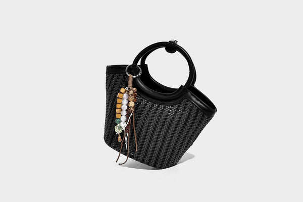 Kleine gewebte Beuteltasche in Tanbraun mit rundem Henkel aus Lederimitat, Quastenanhänger mit Perlen und abnehmbarem Crossbody-Riemen