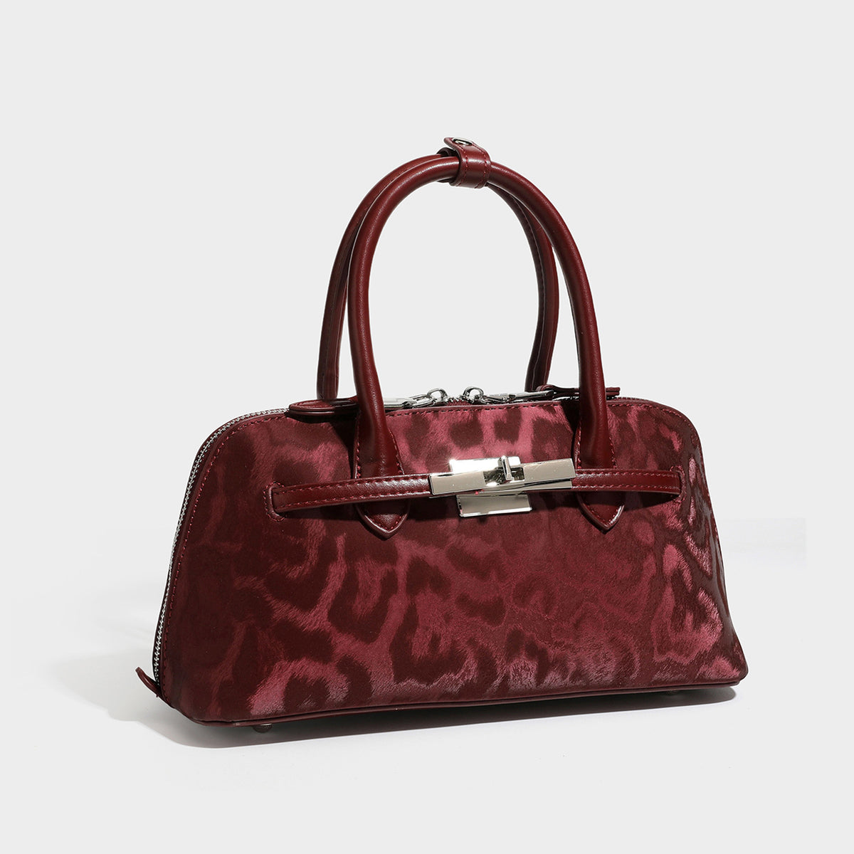 Strukturierte Henkeltasche mit Ton-in-Ton-Leopardenmuster, glatten Besätzen in Lederoptik, gerollten Tragegriffen, vorderem Drehverschluss und