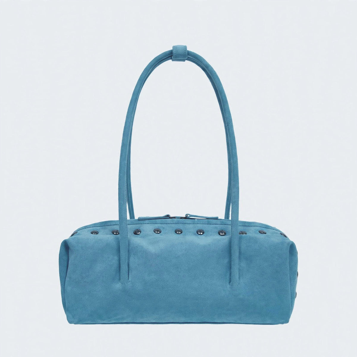 Rechteckige, tonnenförmige Schultertasche mit kuppelförmigen Nieten in Gunmetal-Optik entlang der oberen Naht, zwei flachen Riemen mit Knotendetail und mattem Finish, Detailansicht