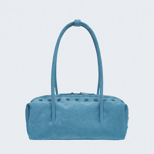 Rechteckige, tonnenförmige Schultertasche mit kuppelförmigen Nieten in Gunmetal-Optik entlang der oberen Naht, zwei flachen Riemen mit Knotendetail und mattem Finish, Detailansicht