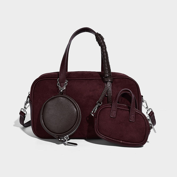 Strukturierte Boston-Bowlingtasche in Veloursleder-Optik, dunkelbraun, mit Henkeln mit blauen Akzenten und abnehmbarem Mini-Rundtäschchen, Detailaufnahme