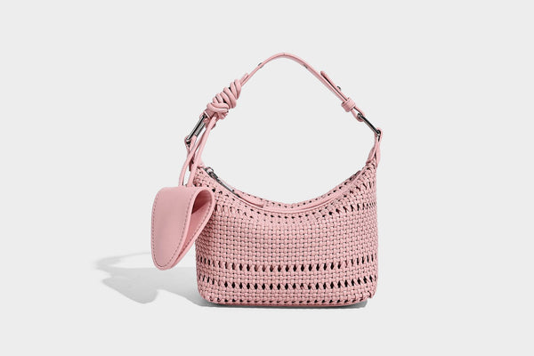 Kleine gewebte Hobo-Schultertasche mit sichelförmiger Silhouette, Reißverschluss oben, silberfarbenen Beschlägen und verstellbar, Detailansicht