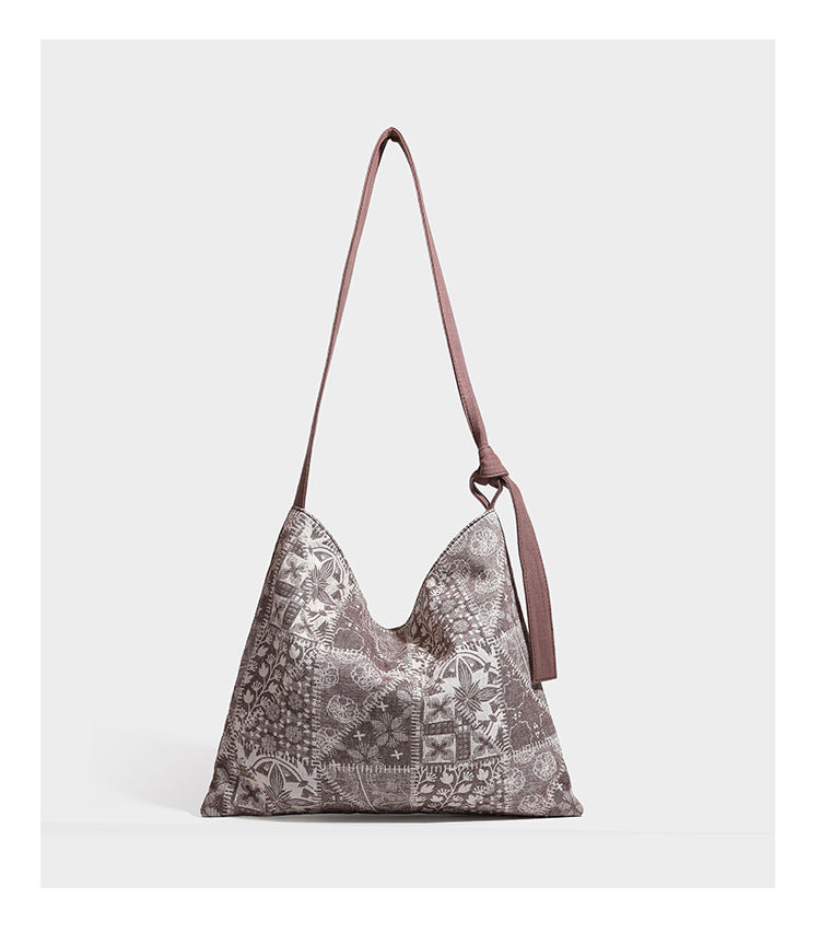 Weich fallende Hobo-Schultertasche aus Canvas mit botanischem Print, langem geknotetem Riemen und Reißverschluss oben, Detailansicht 17