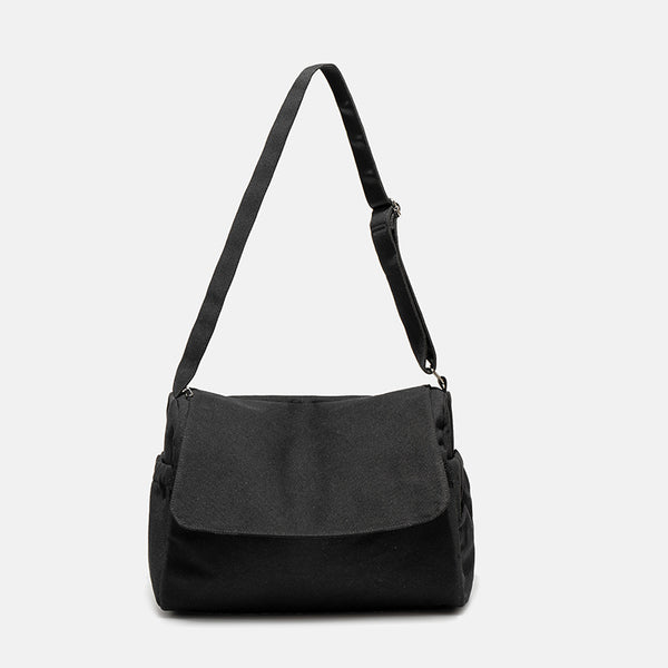 Große Messenger-Bag aus mattem schwarzem Canvas mit Frontklappe, Reißverschluss oben, elastischen Seitentaschen und verstellbarem silberfarbenem