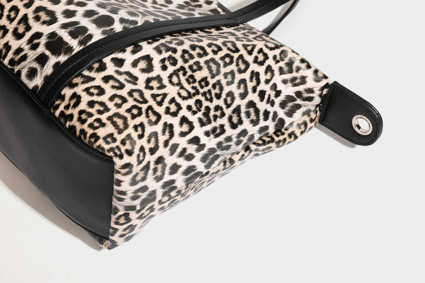 Shopper in glänzender Lederoptik mit Leopardenprint, schwarzem Besatz, Reißverschluss oben und zwei Schulterriemen, Detailansicht 40
