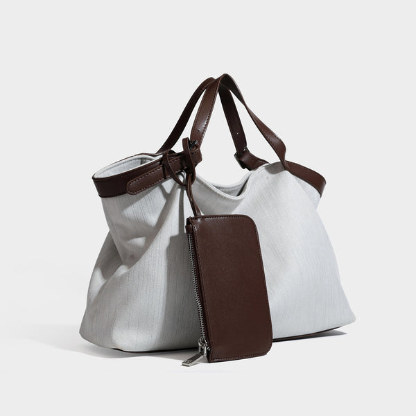 Lässig geschnittene Tote-Tasche in Olivgrün mit Canvas-Optik, schwarzen Henkeln in Lederoptik, abnehmbarer Reißverschlusstasche und silberfarbenen Beschlägen
