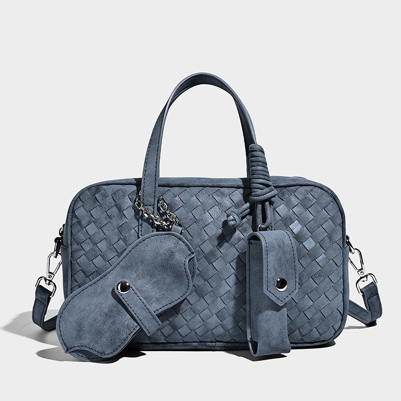 Strukturierte Boston-Tasche mit Webstruktur, geknoteten Henkeln, abnehmbarem Schulterriemen und passendem Mini-Etui in matter Ausführung