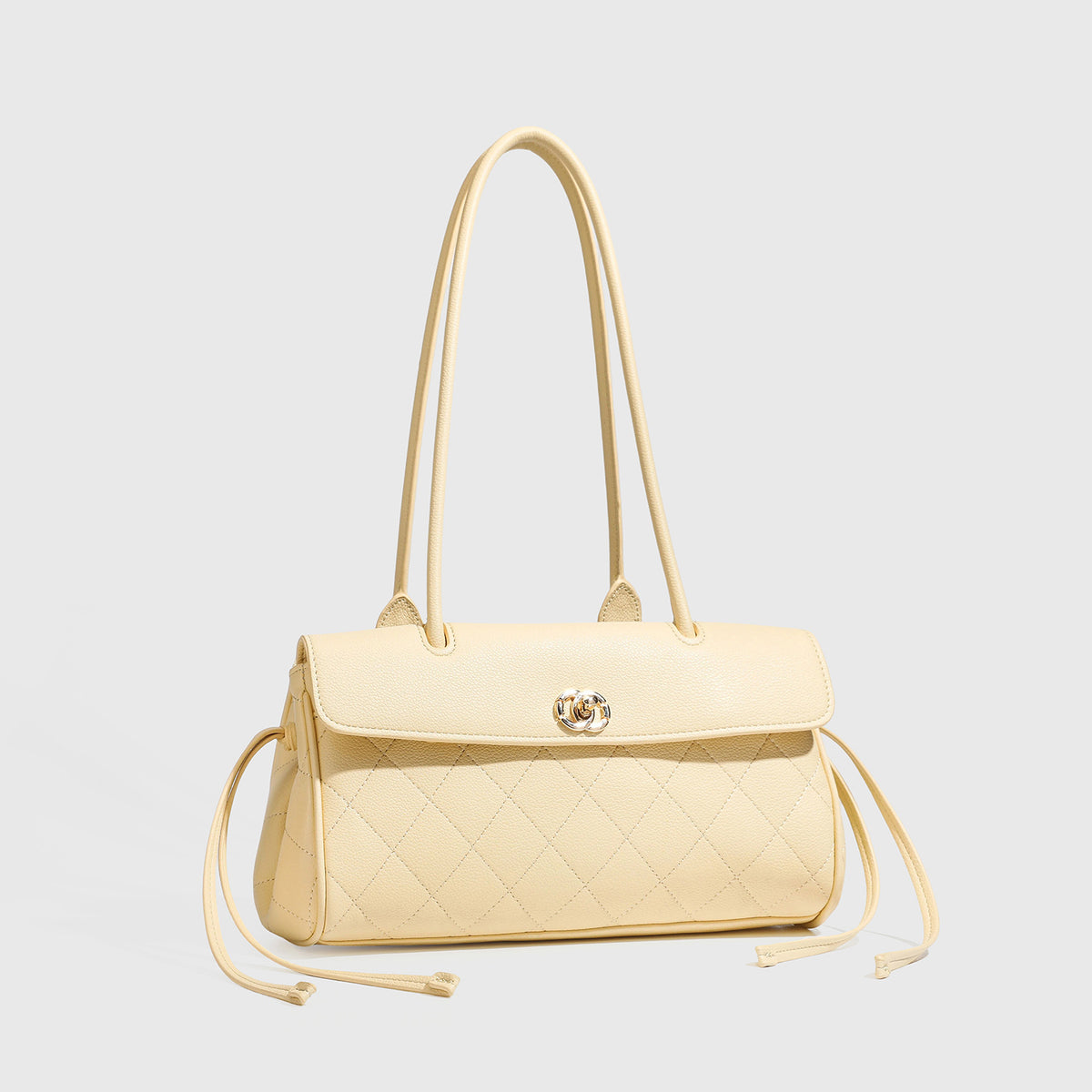 Strukturierte Schultertasche mit Rautensteppung, Überschlag und goldfarbenem Drehverschluss, abgerundeten Henkeln und seitlichen Kordelzügen