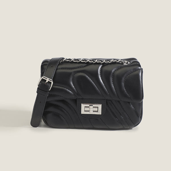 Kleine rechteckige Crossbody-Tasche in Lederoptik mit Wellensteppung, Kettenriemen in Silberoptik und Drehverschluss, Detailansicht 7