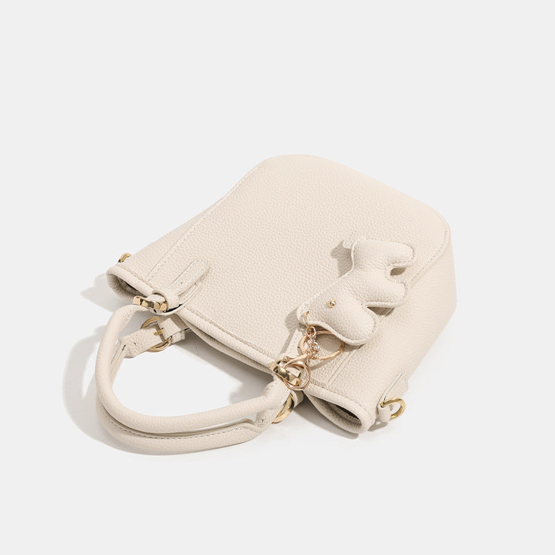Mini-Bucket-Tote-Bag mit strukturierter Form und matter, genarbter Oberfläche, Pferdeanhänger, zwei Tragegriffen und abnehmbarem Schulterriemen