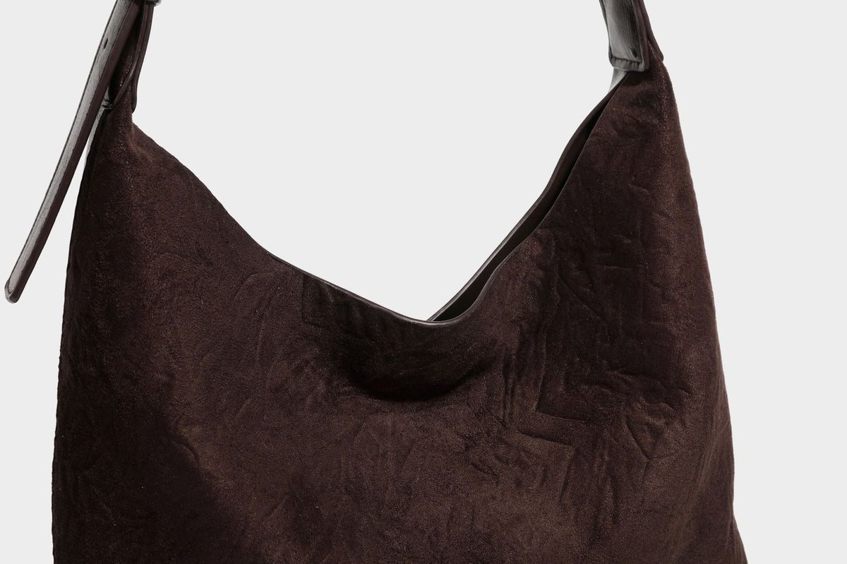 Dunkelbraune, weich fallende Hobo-Schultertasche mit strukturierter Oberfläche in Velourslederoptik, glatten Besätzen in Lederoptik und Details in Antikgoldoptik