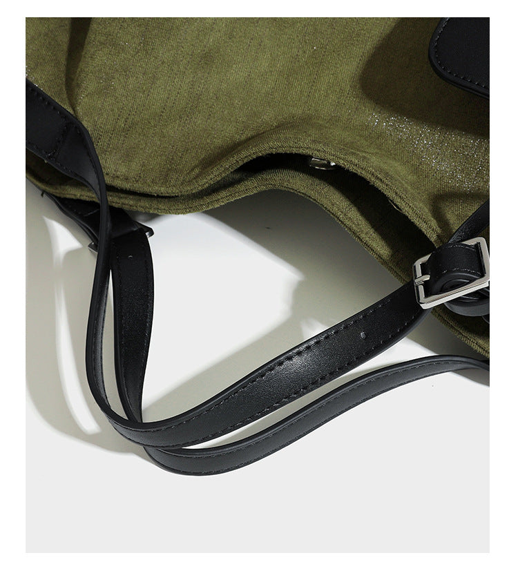 Lässig weich fallende olivgrüne Tote-Bag in Canvas-Optik mit Henkeln aus schwarzer Lederoptik, abnehmbarem Reißverschlusstäschchen und Beschlägen in Silberoptik